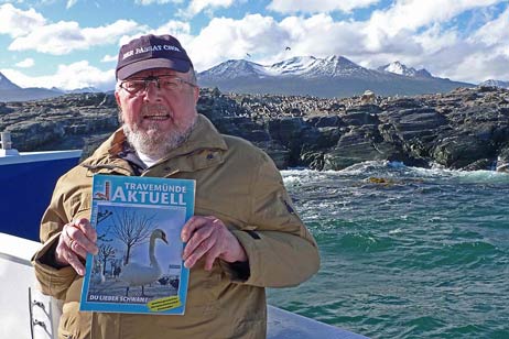 Roloff Spanuth hält die wohl derzeit das südlichste Heft der März-Ausgabe von Travemünde-Aktuell in der Hand. Foto: KARL ERHARD VÖGELE 
