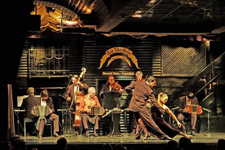 Die Tangoband mit teilweise drei Tanzpaaren. Foto: KARL ERHARD VÖGELE