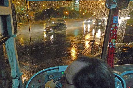 Auf der Fahrt ins Tangoviertel der Stadt bei strömendem Regen. Foto: KARL ERHARD VÖGELE