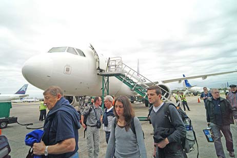 Angekommen in Buenos Aires City, dem noch innerhalb des Stadtbereiches liegenden Airport für Inlandflüge, ist hier im Bild ganz rechts Hartmut Haase zu sehen mit dem »Pilotenkoffer« von Karl Erhard Vögele, bepackt mit Objektiven, Ladegeräten, Kameras. Ersatzspeicherkarten, Akkus und kleinen externen Festplatten zur Datensicherung der aufgenommenen Fotos . Nur weil er dem Passatchor-Fotografen jedes Mal das Gepäckstück abnahm, konnte dieser im Cockpit seine Aufnahmen machen und auch sonst im Gerangel beim Einchecken und Boarding einige Erinnerungsfotos machen. Danke Hartmut! Foto: KARL ERHARD VÖGELE
