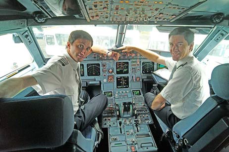 Ein Blick während des Fluges vom Cockpit aus auf die schneebedeckten Anden blieb uns leider verwehrt. Doch kurz nach Ankunft waren der Kapitän und sein Kopilot stets für ein Erinnerungsfoto bereit. Foto: KARL ERHARD VÖGELE