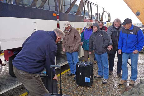 Bei unwirtlichem Wetter und Sturm hieß es schnell die Koffer aus dem Bus holen und dann nix wie rein in das Flughafengebäude. Foto: KARL ERHARD VÖGELE