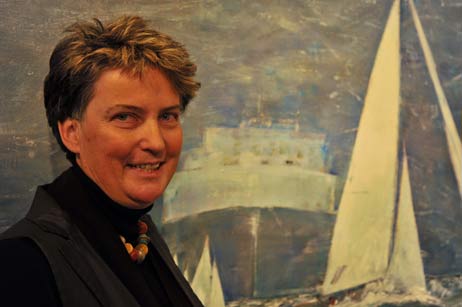 Viele Bilder hat sie eigens für die Ausstellung gemalt, in den großen Wandflächen des Ostholstein-Museums sieht sie die Chance, einmal große Werke in Acryl und Aquarell auf die Leinwand zu bringen: Die Travemünder Malerin Frauke Klatt, hier vor ihrem Werk »Respekt« (Acryl mit Sand, 2009). Fotos: TA
