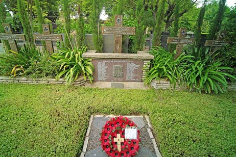 Vorne (in rot) Ehrbezeugung einer Irischen Delegation für die deutschen Besatzungsmitglieder der »Admiral Graf Spee«. Foto: KARL ERHARD VÖGELE 