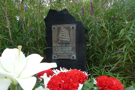 Travemünde Aktuell: Der Passat Chor ehrt die Opfer des Unterganges der PAMIR an ihrem Gedenkstein auf dem Hauptfriedhof von Buenos Aires