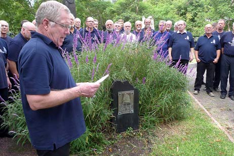 Travemünde Aktuell: Der Passat Chor ehrt die Opfer des Unterganges der PAMIR an ihrem Gedenkstein auf dem Hauptfriedhof von Buenos Aires