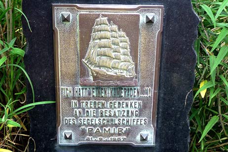 Travemünde Aktuell: Der Passat Chor ehrt die Opfer des Unterganges der PAMIR an ihrem Gedenkstein auf dem Hauptfriedhof von Buenos Aires