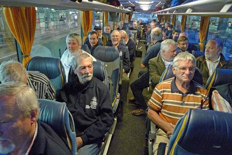 Es ist geschafft. Die Erde, Lübeck und Travemünde haben uns wieder. Die letzte Fahrt im Bus. Bei Nacht sind wir abgefahren und in der Nacht kommen wir wieder zurück. Alles auf und gesund. Und in Travemünde gab es zur Begrüßung Sekt. Foto: KARL ERHARD VÖGELE