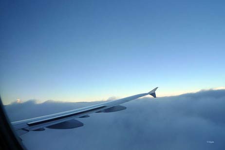 Die letzte Strecke im Flieger dauerte nur 50 Minuten. Die Wolken hingen tief. Das Bild zeigt den Anflug auf Hamburg kurz vor Eintauchen in die Wolkendecke. Foto: KARL ERHARD VÖGELE