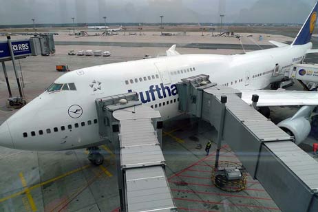Ein Blick auf den in Frankfurt aus Buenos Aires kommenden Boeing-Jumbo, in dem wir zusammen mit den anderen Passagieren fast 400 Menschen waren, die dank des Passatwindes und dank der gegenläufigen Erdumdrehung nicht wie in der Gegenrichtung 14 Stunden sondern nur 12 Stunden darin auszuharren hatten. Es war ein Flug, der bis auf wenige Abschnitte ständig teilweise unter sehr kräftigen Turbulenzen litt. Der größte Teil des Fluges entfiel auf die Nachtzeit. Viele konnten nicht schlafen. Foto: KARL ERHARD VÖGELE