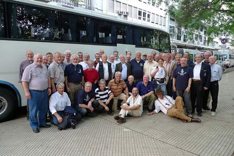 Bus und Flugzeug waren wichtig und oft Hintergrund für Aufnahmen der Akteure. Hier das letzte Gruppenbild des Chores vor der Abfahrt zum Flughafen vor dem Hotel bei 28 Grad warmer und feuchter Luft. Foto: KARL ERHARD VÖGELE