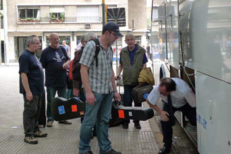 Dem Verstauen der Instrumente im Bus wurde immer höchste Aufmerksamkeit zu Teil. Foto: KARL ERHARD VÖGELE