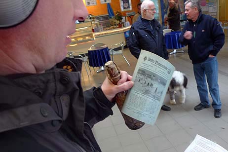 Das Publikum staunte nicht schlecht: Die Flaschenpost war ein Fake, die Sache mit den Parkpaletten stimmt allerdings. Die finden sich im Masterplan 2010 genauso wie in den Investitionsplänen von 1970 – nur umgesetzt wurden sie nie. Foto: KARL ERHARD VÖGELE 