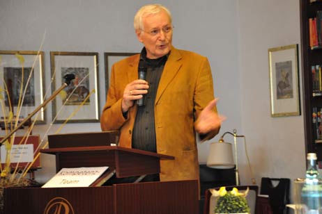 Wolfgang Hovestädt schickte die Zuhörer der Bürgerversammlung mit dem Priwall-Verkauf in den April, was viele Lacher gab. Mit seiner lokalpolitischen Karriere dagegen scheint er es ernst zu meinen. Foto: TA 