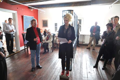Anja Es eröffnete, leicht erhöht, die Ausstellung. Foto: TA 