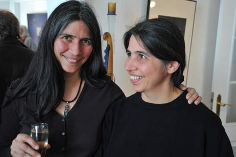 Unter den Gästen: Mariam und Susan, die eine besondere Verbindung zum Gebäude haben. Sie sind in der Alten geboren. Foto: TA 