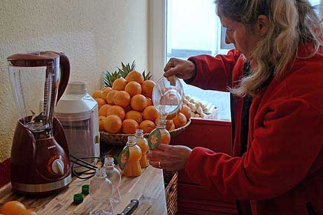 Sabine Sommerfeld bereitet den ersten frisch gepressten Orangensaft vor. Foto: KARL ERHARD VÖGELE