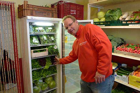 Andreas Sommerfeld an den Kühlschränken, in denen Gemüse, Säfte, Obstsalate und andere Kühlprodukte angeboten werden. Foto: KARL ERHARD VÖGELE