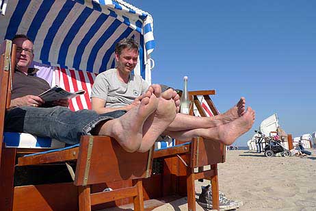 Eigentlich sollten sich diese Füße heute in Lanzarote am Strand sonnen. Alleine daraus wurde nichts. Vulkan Eyjafjallajökull machte den beiden Lübeckern einen Strich durch die Rechnung. Kein Problem für Marcus Niendorf (li), Apotheker und Jens Buchwald, Druckereibesitzer. Sie disponierten locker um an die Ostsee. Husch, husch ins Körbchen, ab in einen der blau-weißen Strandkörbe von Aichholzer am Strand von Travemünde und die Sonne genießen. Stress mit Warten und Umbuchen gab es nicht, meinte Marcus Niendorf. Man habe sich schon vorher informiert und das Reisebüro habe sofort storniert mit Geld zurück. Also es gibt nichts, was einem die Laune verderben konnte. Eben – warum in die Ferne schweifen, wenn das Gute doch so nah – doch irgendwann wird der Vulkan ausgepowert haben. Dann aber nix wie ab nach Süden, meinten die beiden. Ob sie sich das noch doch noch mal überlegen? – Fotos: Karl Erhard Vögele