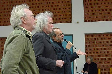 Bei der Diskussion mit den Priwallern und Gästen in der Passat-Halle: Eckhard Erdmann, Siegbert Bruders und der Moderator Rainer Schierge (v.l.n.r.). Foto: KARL ERHARD VÖGELE