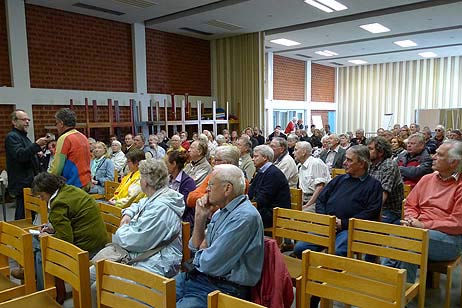 Wolfgang Drozella, Mitglied der Bürgerschaft (FDP-Fraktion) bei Fragen zum Unterschied des Waterfrontprojektes zur Alternativplanung der BiP. Foto: KARL ERHARD VÖGELE