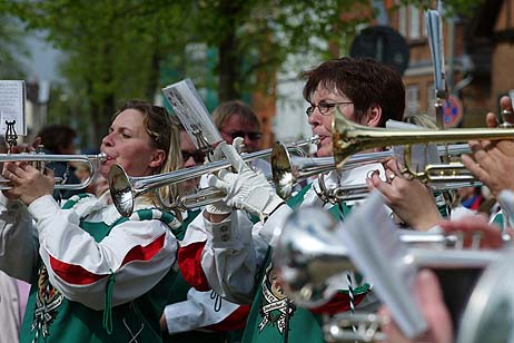 Travemünde Aktuell: Treff unterm Maibaum