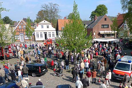 Travemünde Aktuell: Treff unterm Maibaum