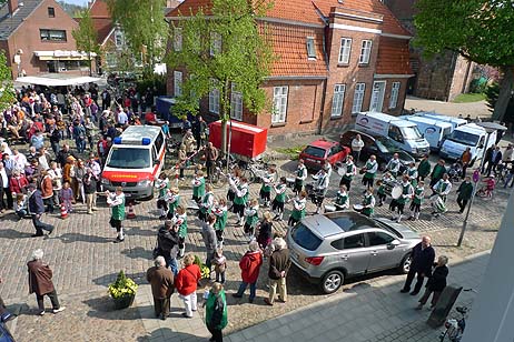 Travemünde Aktuell: Treff unterm Maibaum