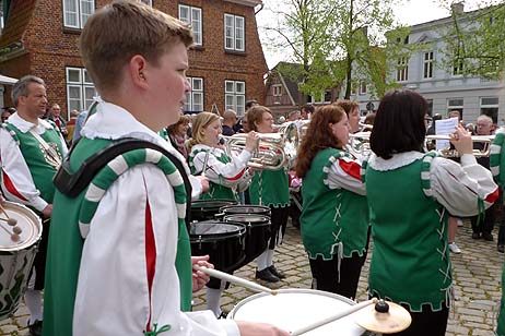 Travemünde Aktuell: Treff unterm Maibaum