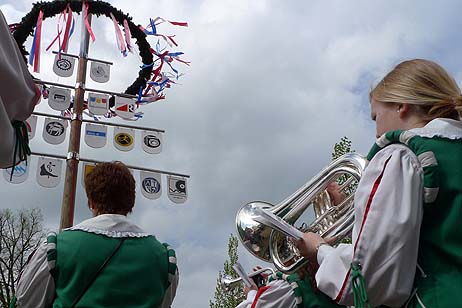 Travemünde Aktuell: Treff unterm Maibaum