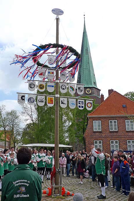 Travemünde Aktuell: Treff unterm Maibaum