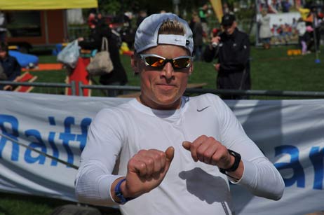 Der Moment, als Patrick Raabe als erster Läufer den Transponder im Ziel die Zeit erfassen lässt: Bei 33:40 Minuten im 10-Kilometer-Hauptlauf. Foto: TA