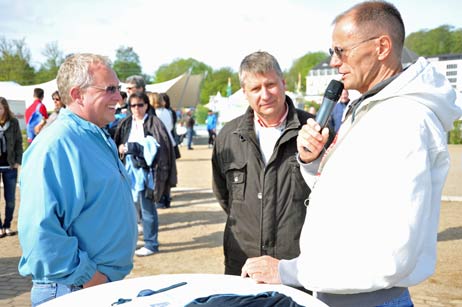 Moderator Hans-Erich Jungnickel (rechts) spricht mit Christian Gomlich (links) und Bernhard Rogge (mitte) vom Hauptsponsor des Laufes, der Raiffeisenbank Travemünde. Foto: TA