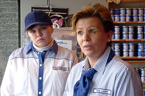 Elke Lohff (rechts) übernimmt Tatjana Semencenko (links) nach dem Langzeitpraktikum in die Ausbildung zur Fachverkäuferinnen-Lebensmittelhandwerk (Fleischerei). Alle Fotos: KARL ERHARD VÖGELE 