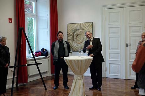Olaf Hoppe (l.) bei der Eröffnung der Vernissage durch Hausherr Felix Gianoli (r.). Alle Fotos: KARL ERHARD VÖGELE