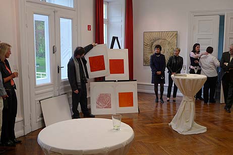 Der Künstler erklärt die einzelnen Schritte, wie ein mehrfarbiger Holzschnitt entsteht. Alle Fotos: KARL ERHARD VÖGELE