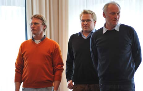 Peer Axel Rahn und Sebastian Amend vom Lübecker Yacht-Club stellten gemeinsam mit Uwe Bergmann (rechts) das TW-Programm 2010 vor. Foto: TA