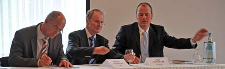Wirtschaftssenator Sven Schindler, der Kurbetriebsausschuss-Vorsitzende Klaus Petersen und Kurdirektor Uwe Kirchhoff. Foto: TA