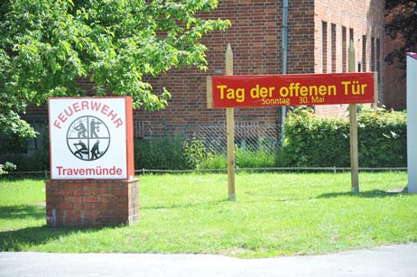 Die FFW Travemünde wirbt vorm Gerätehaus auf dem Baggersand schon lange für den »Tag der offenen Tür«. Hier gibt es Gegrilltes, Vorführungen, Geräteschau und als Premiere das Feuerwehr-Puppentheater. Foto: TA 