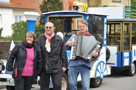 Ina Werner-Esser, Bodo Maria, Peter Loose und die Kinder der Musikschule Seesaite ziehen mit dem Trave-Express durch Travemünde. Foto: TA 