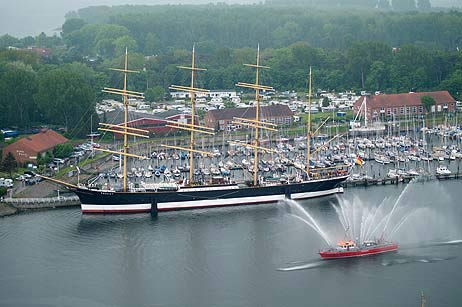 Das Feuerlöschboot »Senator Emil Peters« begeistert immer wieder die Zuschauer. Foto: KARL ERHARD VÖGELE