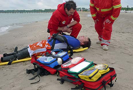 Die DLRG zeigte Rettungsübungen am Strand. Foto: KARL ERHARD VÖGELE