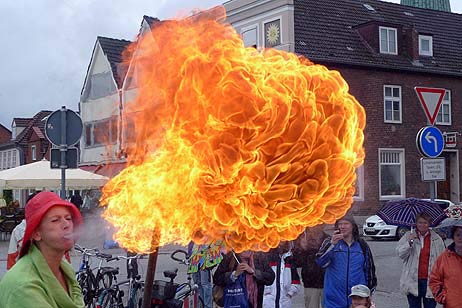 Anja Es erhählte vom kleinen Drachen und spuckte gleich selbst Feuer. Foto: KARL ERHARD VÖGELE