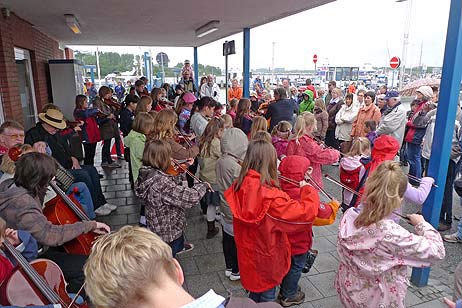 Die Kinder der Musikschule Seesaite waren mit Bodo Maria, Peter Loose und Ina Werner-Esser im »Trave-Express« unterwegs und gaben Konzerte, hier am Fährplatz. Foto: KARL ERHARD VÖGELE