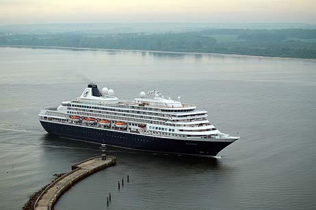 Die »Prinsendam« passierte am Mittwochmorgen die Nordermole. Alle Fotos: KARL ERHARD VÖGELE 