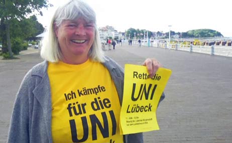 Michaela Berning-Tournier tut ihre Meinung kund: »Rettet die UNI Lübeck«. Foto: TA