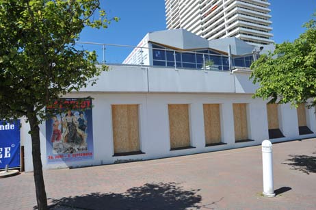 Holzplatten in die Fensterrahmen geschraubt: Teile des Ostsee-Shops lagen heute Vormittag im Dunkeln. Fotos: TA 