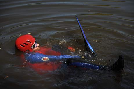 Ungewöhnliche Gesellschaft für die Enten: Rettungsschwimmer Dennis Vollbrecht von der Wasserwacht des Lübecker Deutschen Roten Kreuzes (DRK) soll das Kunstwerk an seinen Ankerplatz im Teich bringen. Foto: TA 