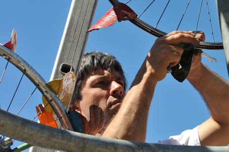 Metallkünstler Mirko Siakkou-Flodin hat mit Lübecker Schülern die riesige, 5,5 Meter hohe Windrose gestaltet. Foto: TA 