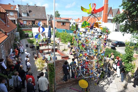 Pre-Opening der Wind-Art: Die Fertigstellung des »Projekt Windrose« wird im Vogteigarten gefeiert. Foto: TA 